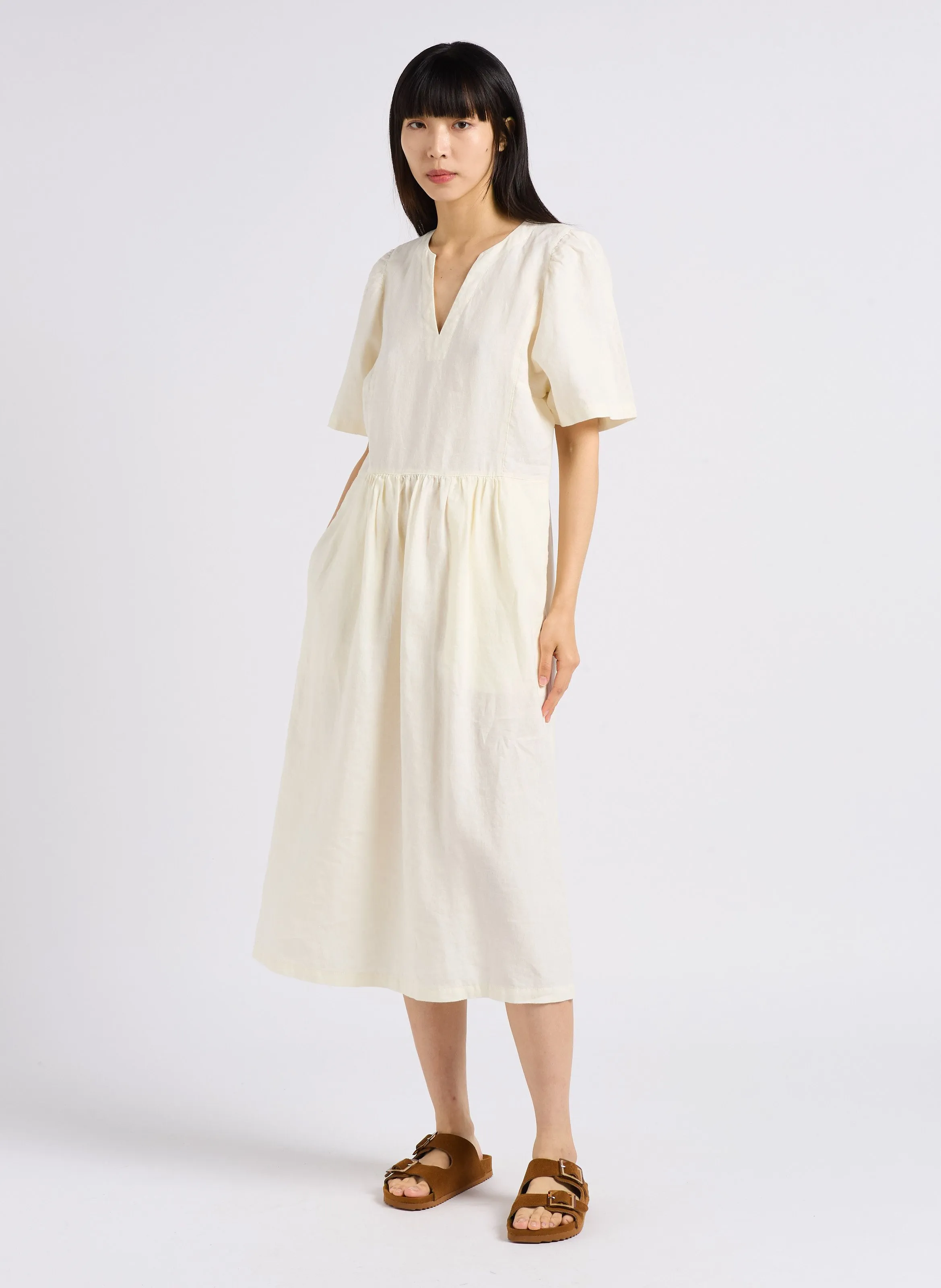 BENSIMON JADA - Vestido midi fruncido de lino con cuello de pico en blanco