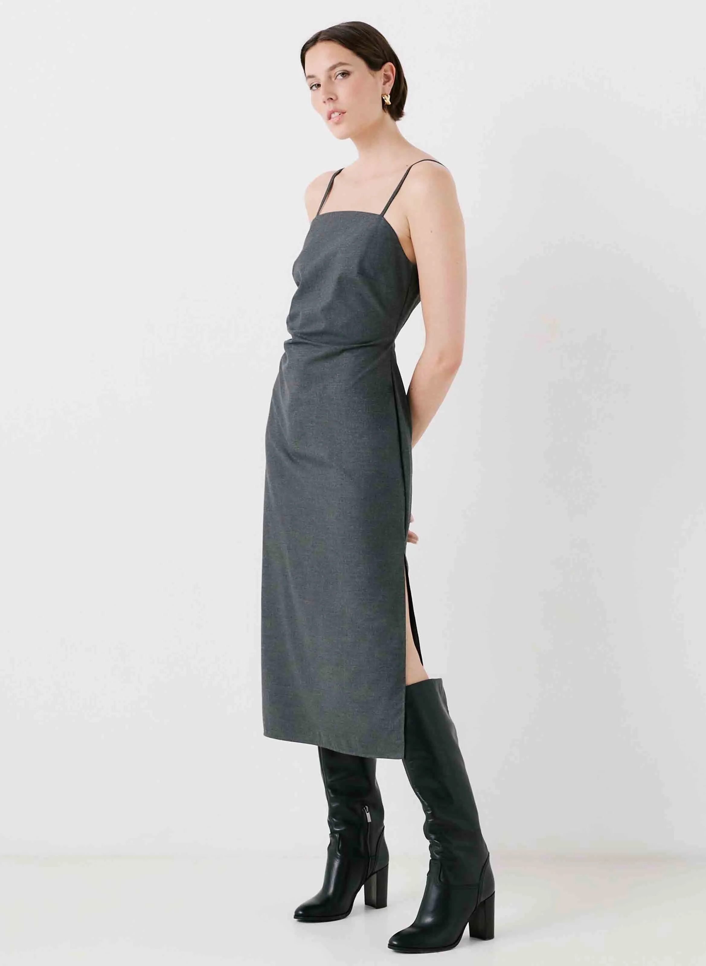 CAROLL RADELE - Vestido midi recto con tirantes en gris