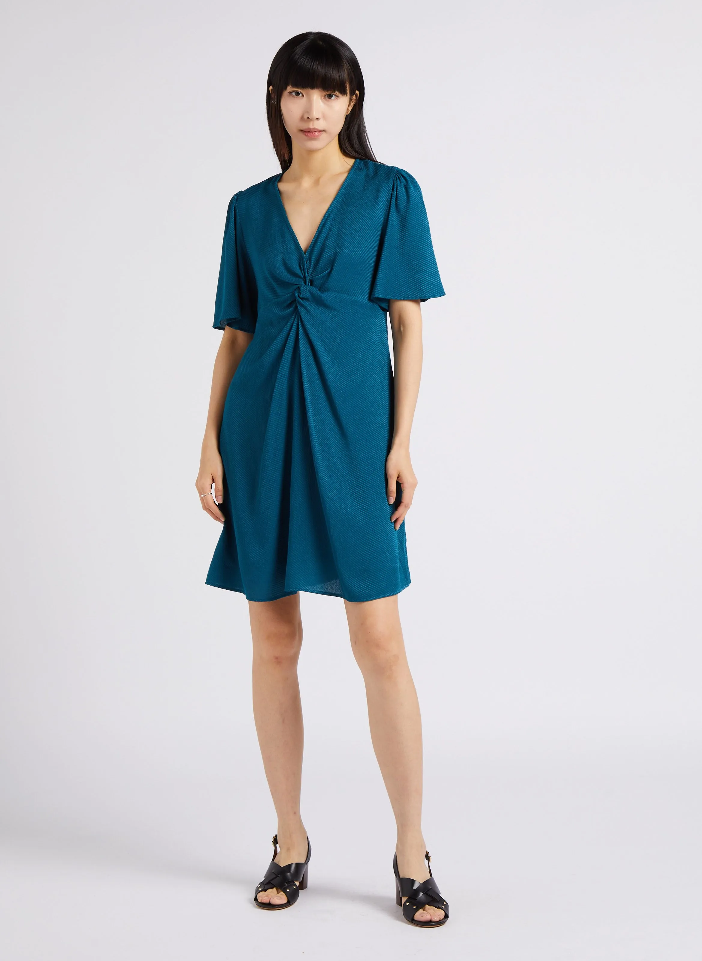 MAISON 123 ATHENA BIS - Vestido corto evasé con cuello de pico en azul