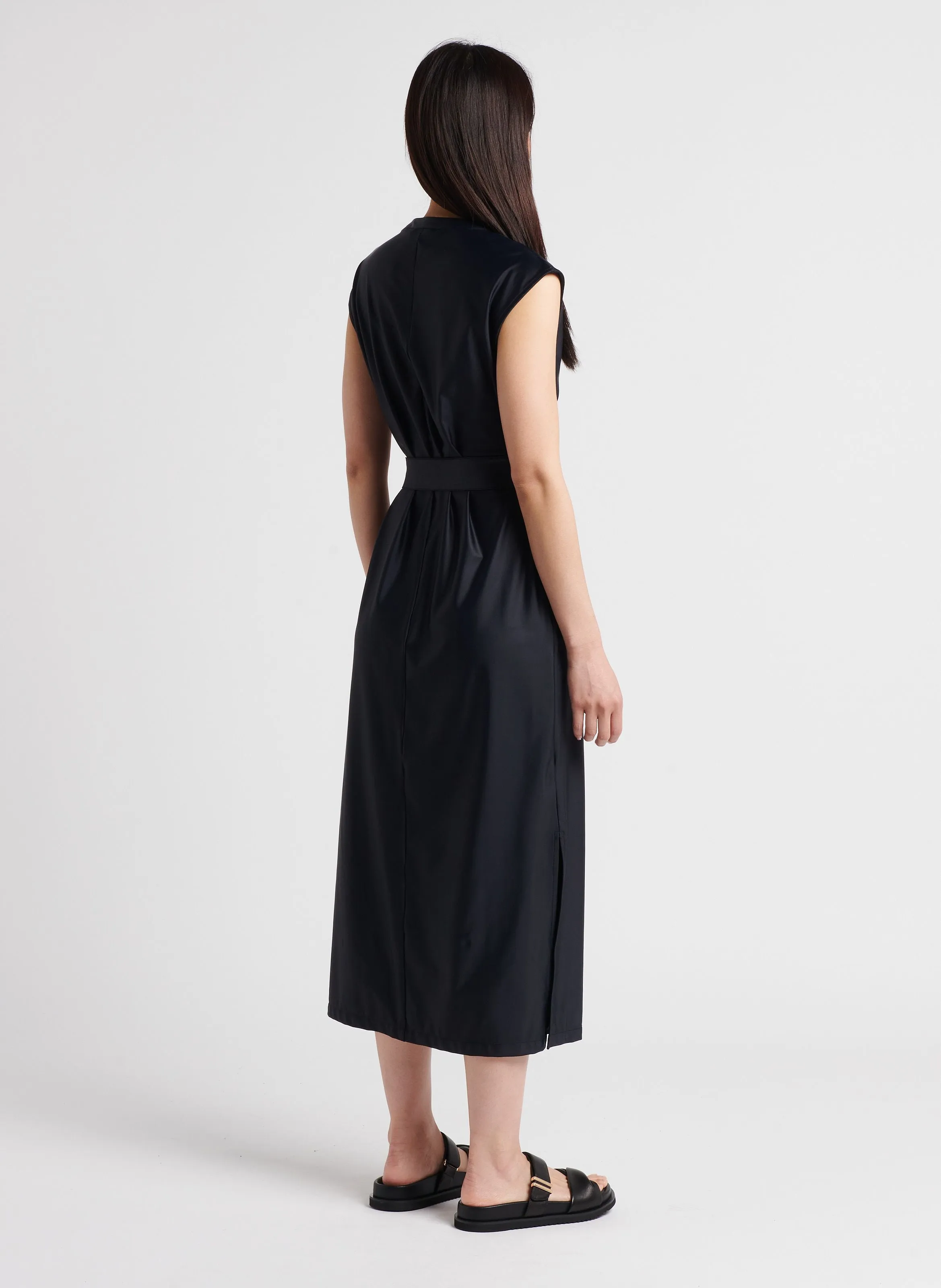 MAX MARA LEISURE MEGATON - Vestido recto de satén cuello redondo en negro