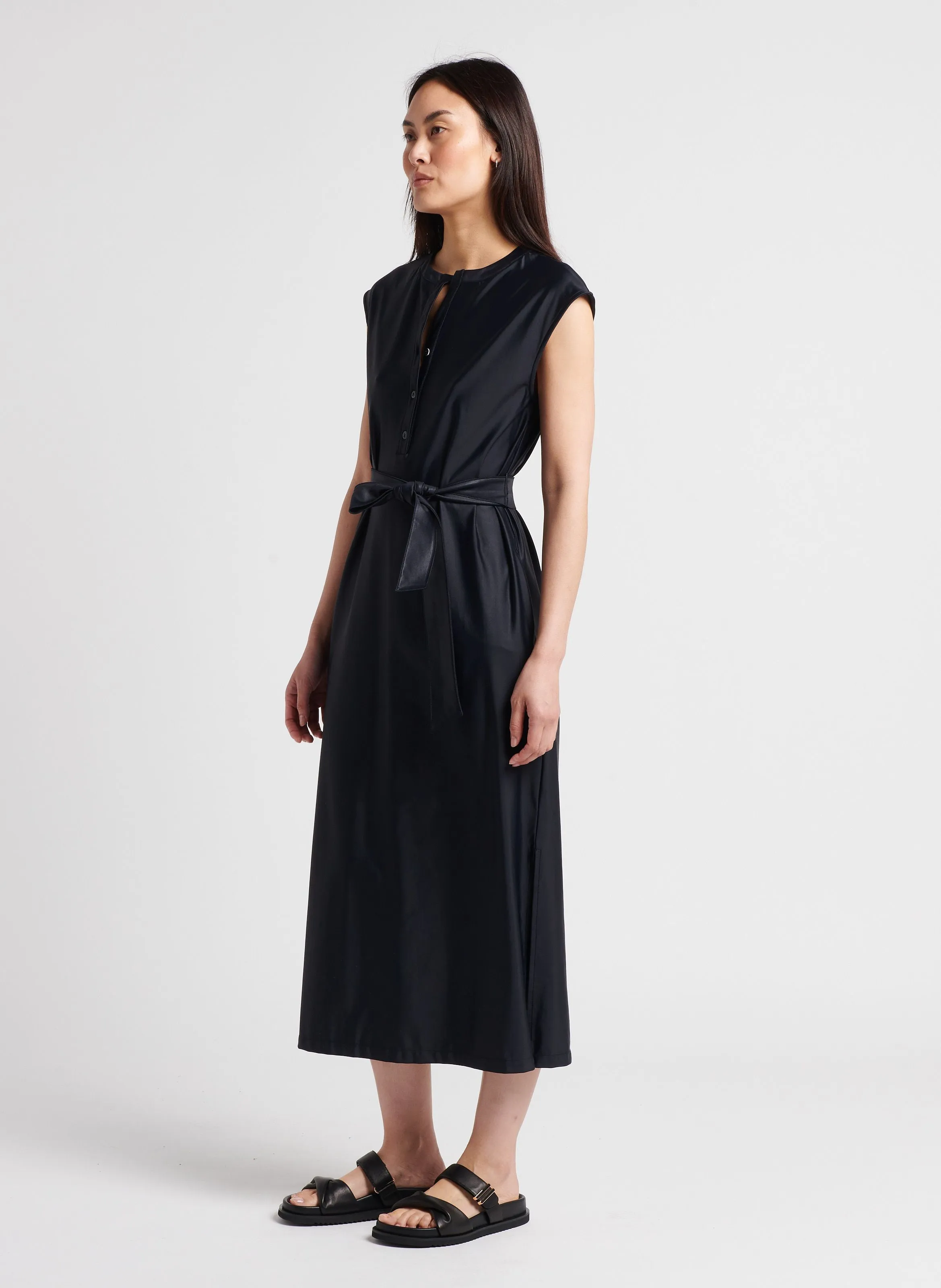 MAX MARA LEISURE MEGATON - Vestido recto de satén cuello redondo en negro