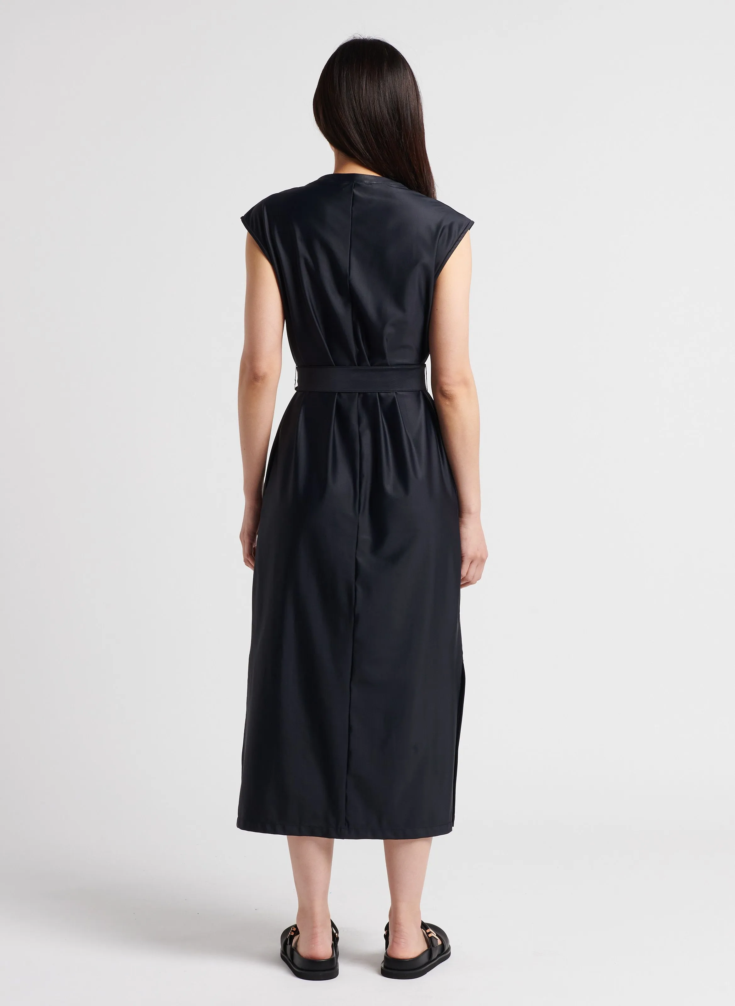 MAX MARA LEISURE MEGATON - Vestido recto de satén cuello redondo en negro