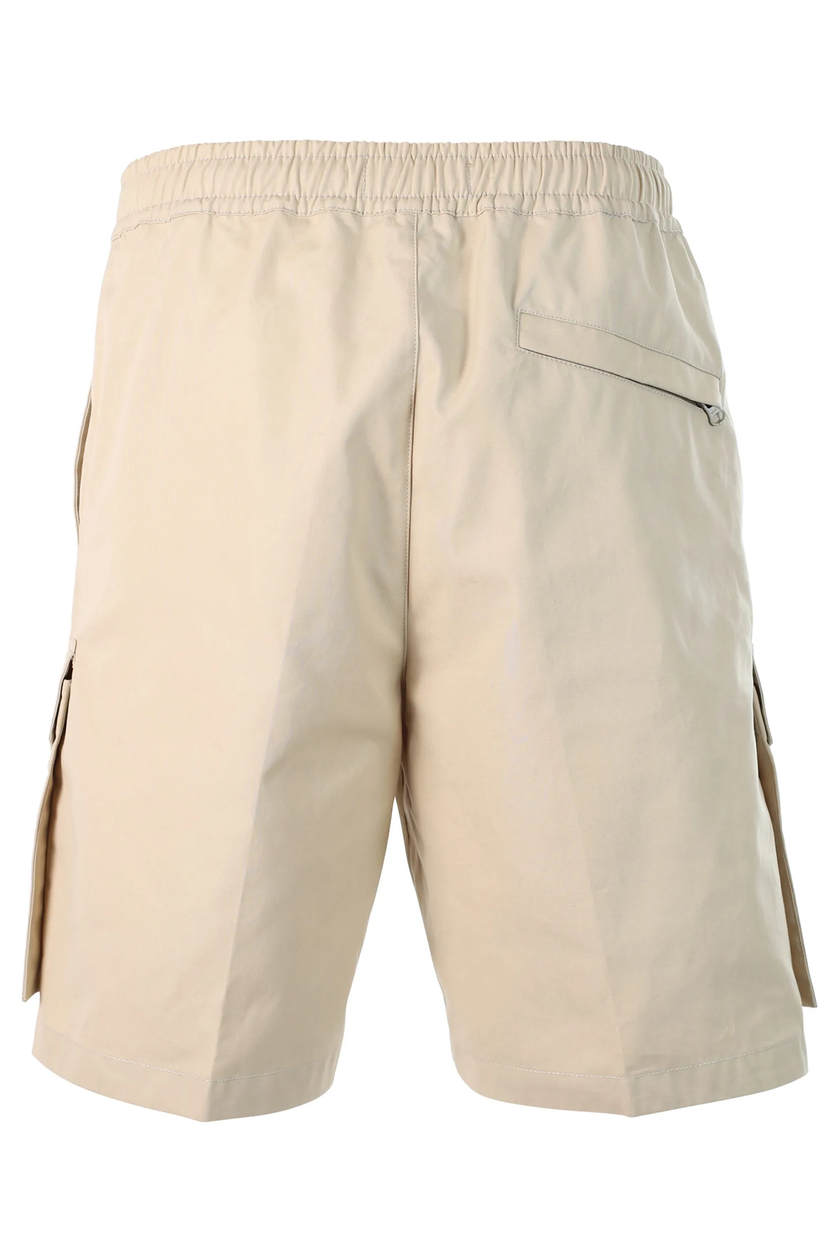 Pantalón beige corto estilo cargo con parche