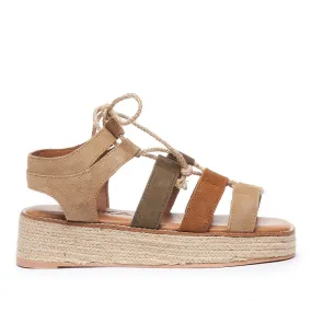 Sandalias cuña Chika 10 con varios colores y múltiples bandas