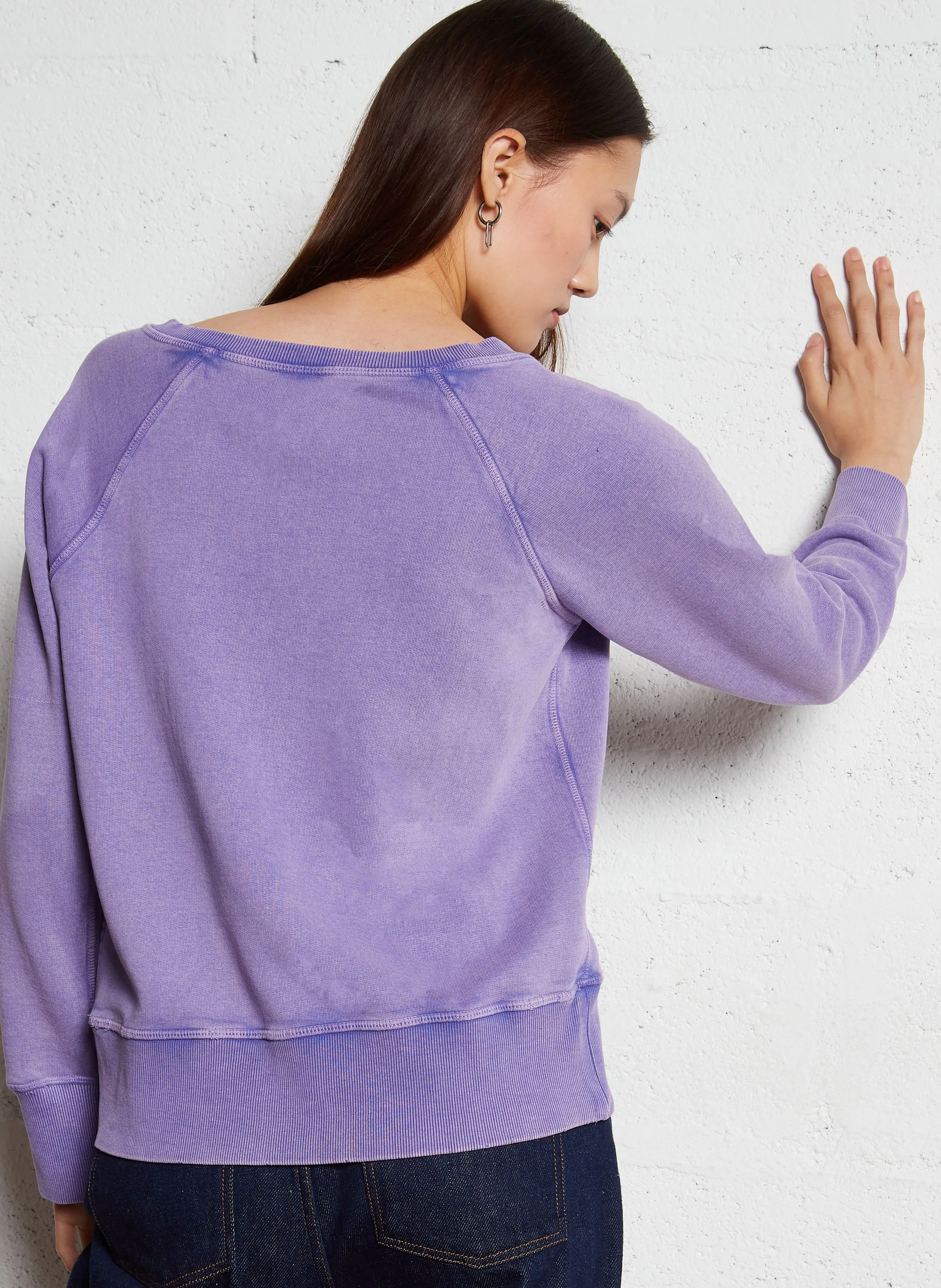 SHAVI - Sudadera de corte recto con cuello en V estampado en violeta