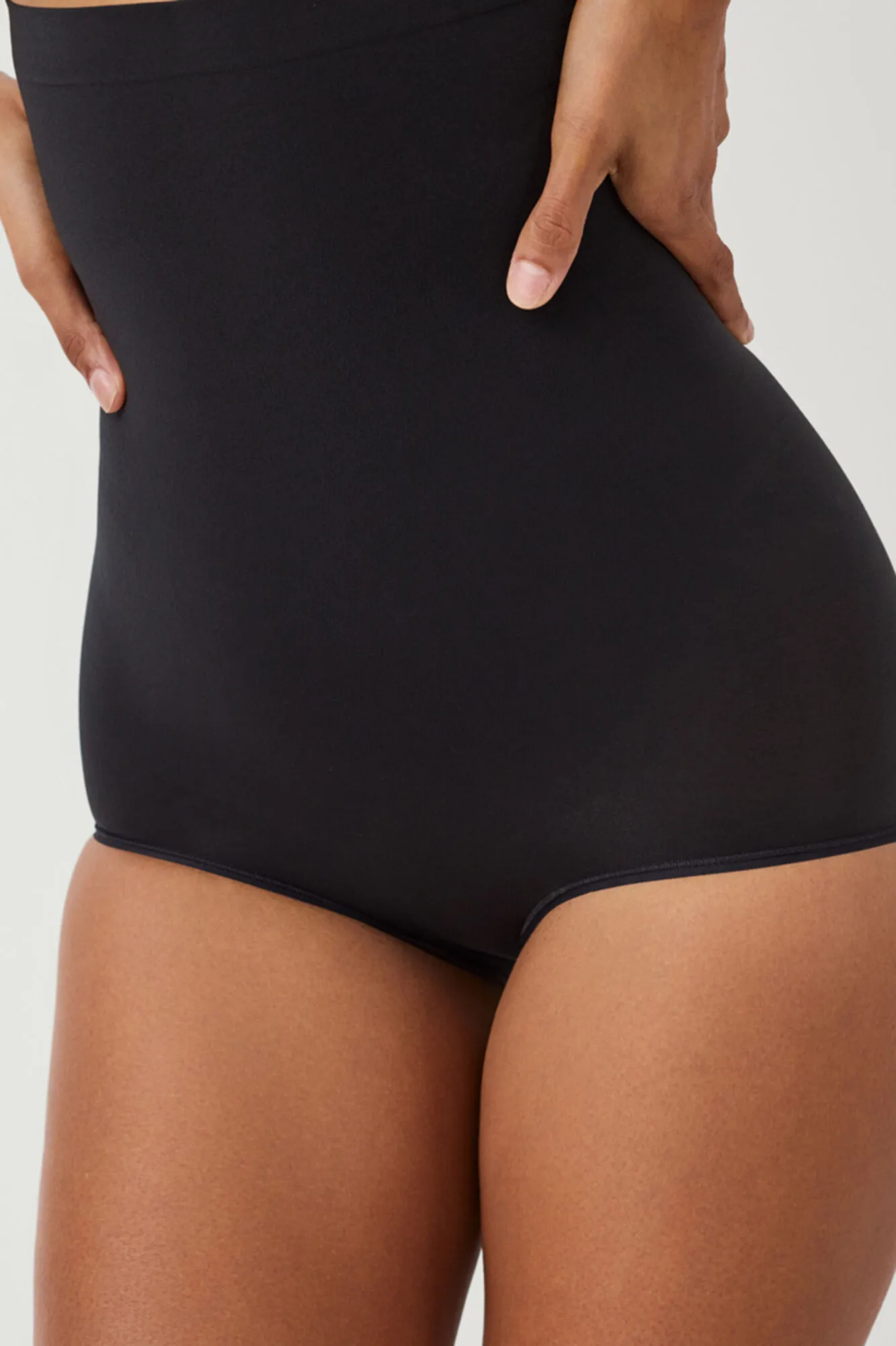 Spanx Braga moldeadora de talle alto nude. SPANX