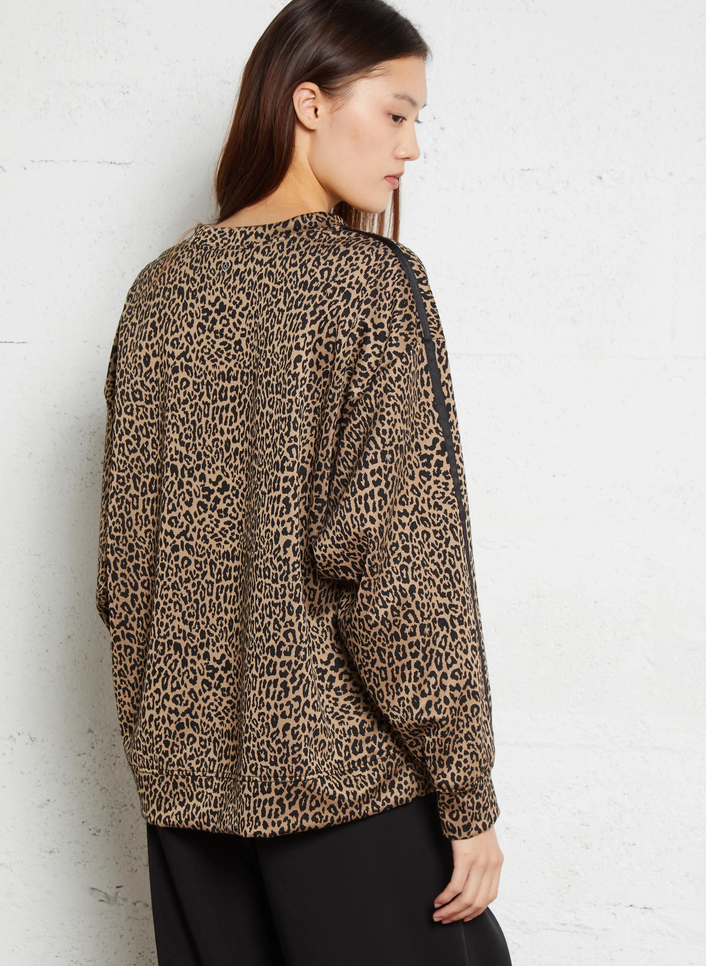 Sudadera cuello redondo con estampado de leopardo en beige