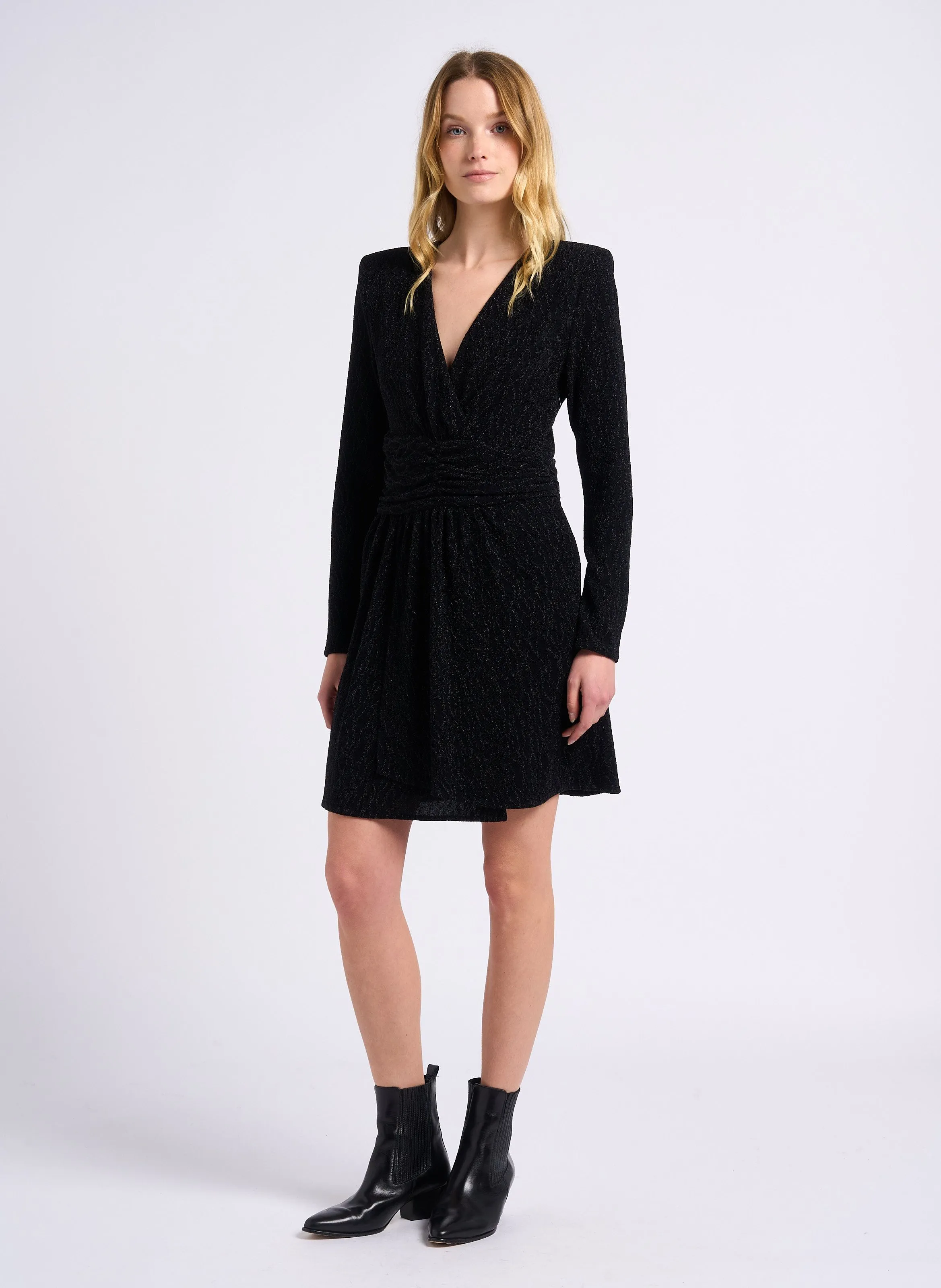 SUNCOO CADIX - Vestido corto cuello en V en negro